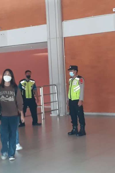 Memberikan Rasa Aman Personil Polres Bandara Pantau Kedatangan Penumpang Terminal Domestik