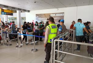 Penumpang Mulai Ramai Personil Polres Bandara Lakukan Pam Pintu Masuk Domestik Bandara Ngurah Rai