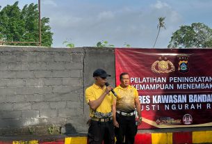Personil Polres Bandara Ngurah Rai Ikuti Latihan Menembak di Lapangan Bhayangkara