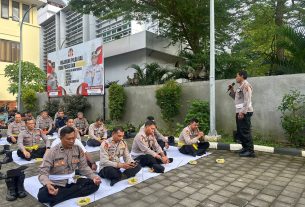 Personel Umat Hindu Polres Bandara Laksanakan Persembahyangan Bersama Purnama Sasih Sadha